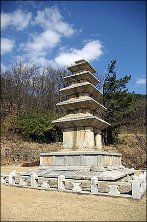 죽장리 5층석탑. 국보 130호. 통일신라시대. 높이 10m로 5층석탑으로는 국내서 가장 크다. 지붕돌 경사면이 층단을 이루는 형태여서 모전석탑 계열로 본다. 구미시 선산읍 죽장리에 있다. 